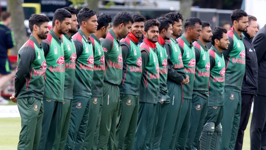 Bangladesh cricketers call off strike
